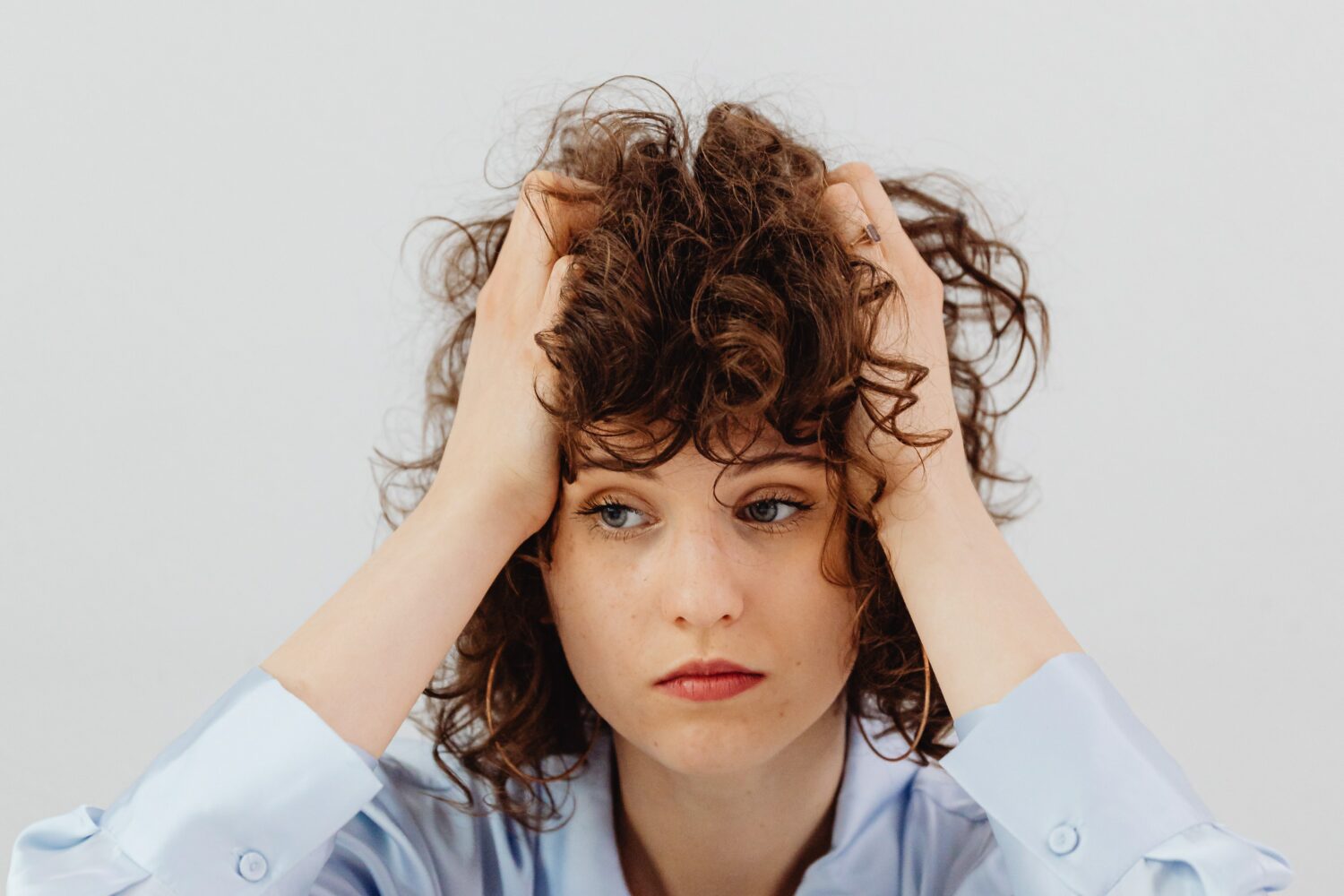 Zamartwiona kobieta rachunkami za prąd