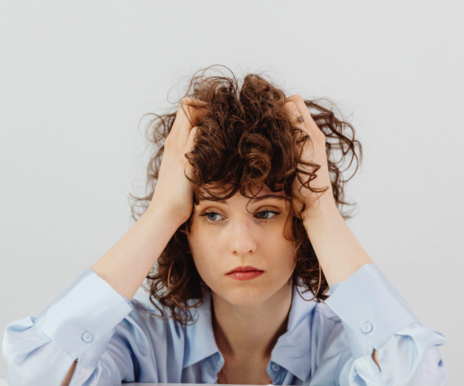 Zamartwiona kobieta rachunkami za prąd